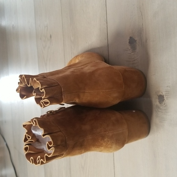 Silent D Women's suede booties with ruffled edge sz 6 mustard - Picture 3 of 11